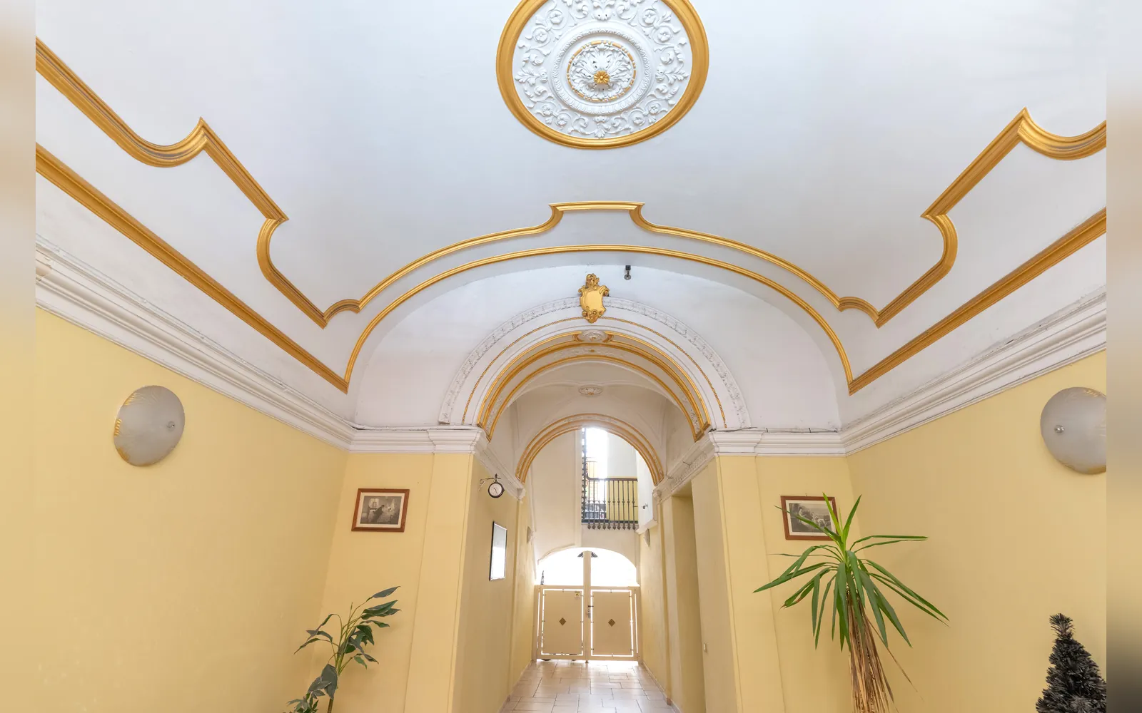 Appartamento MA.GI.A, androne del palazzo con volte decorate e stucchi dorati