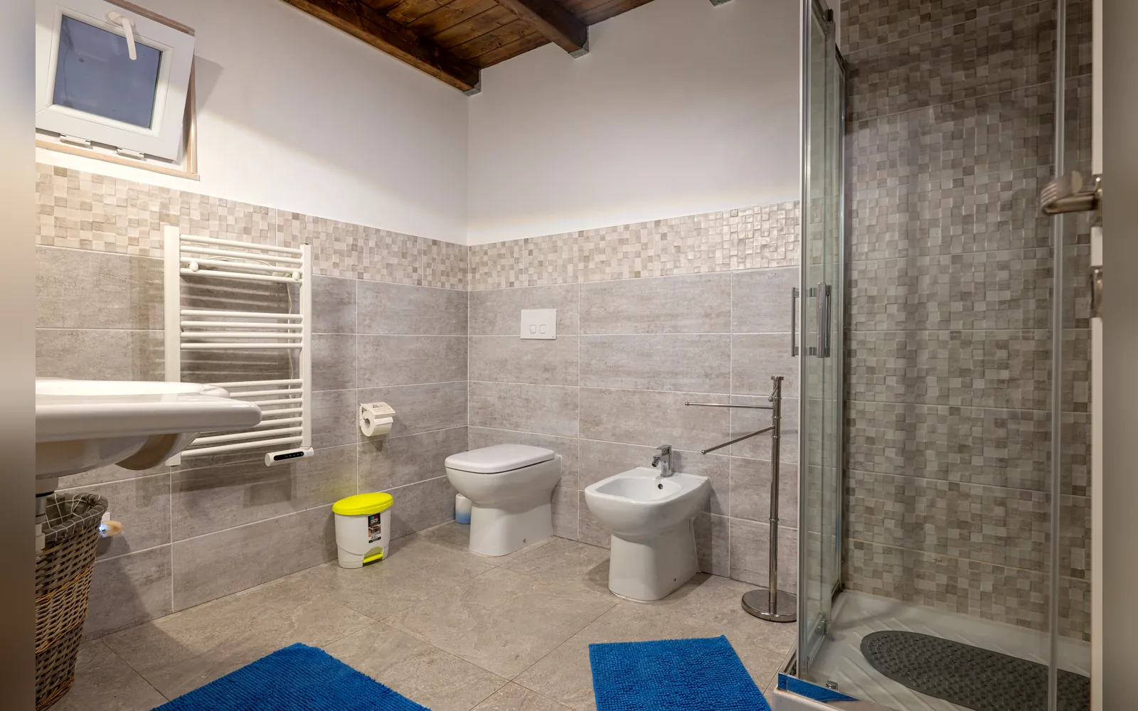 Appartamento MA.GI.A, bagno completo con doccia, lavabo e sanitari