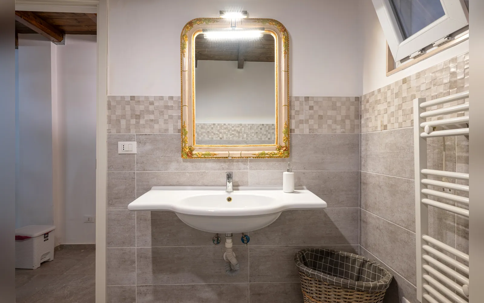 Appartamento MA.GI.A, lavabo con specchio dorato e scaldasalviette