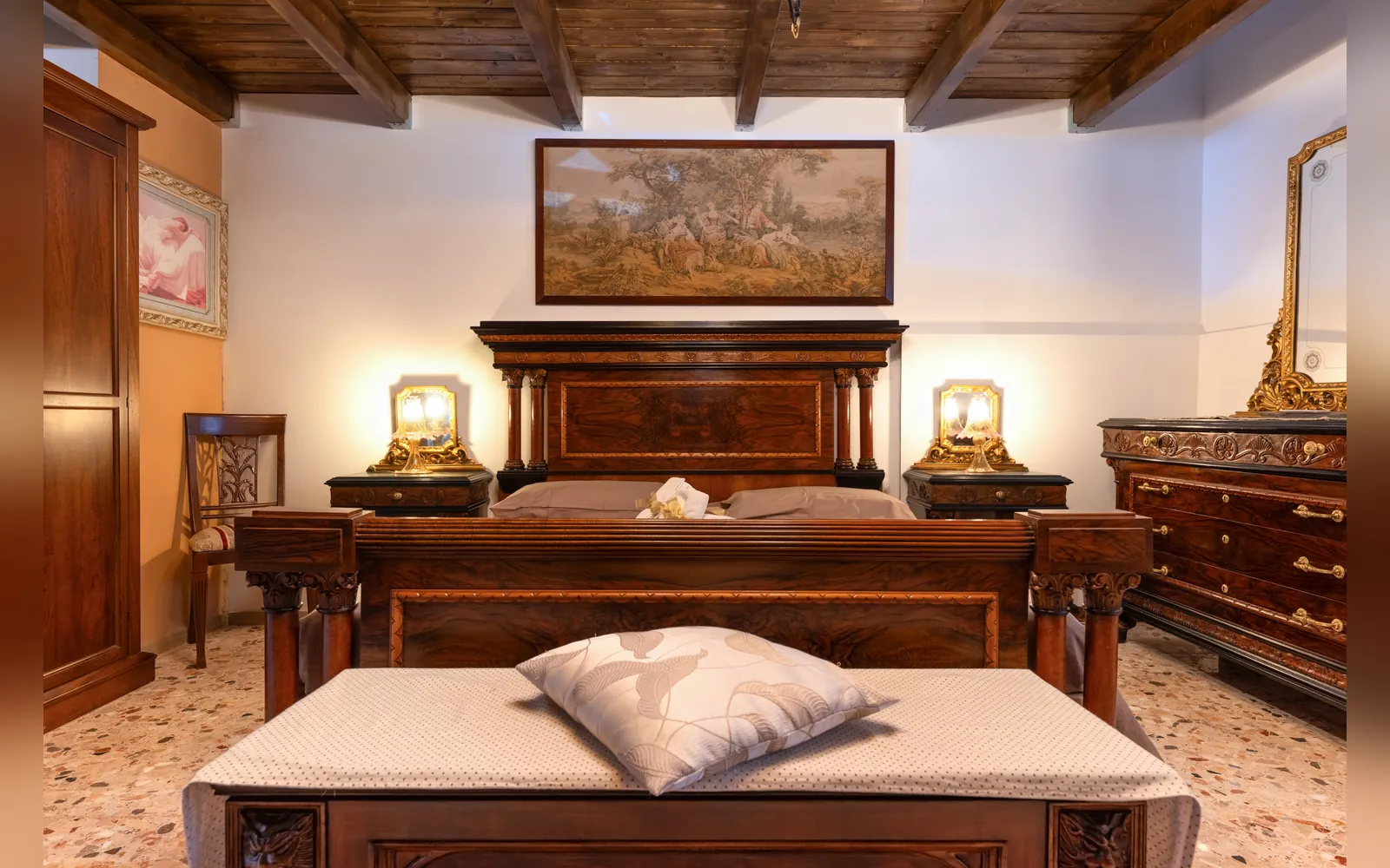 Appartamento MA.GI.A, letto matrimoniale in legno con comodini e lampade in stile