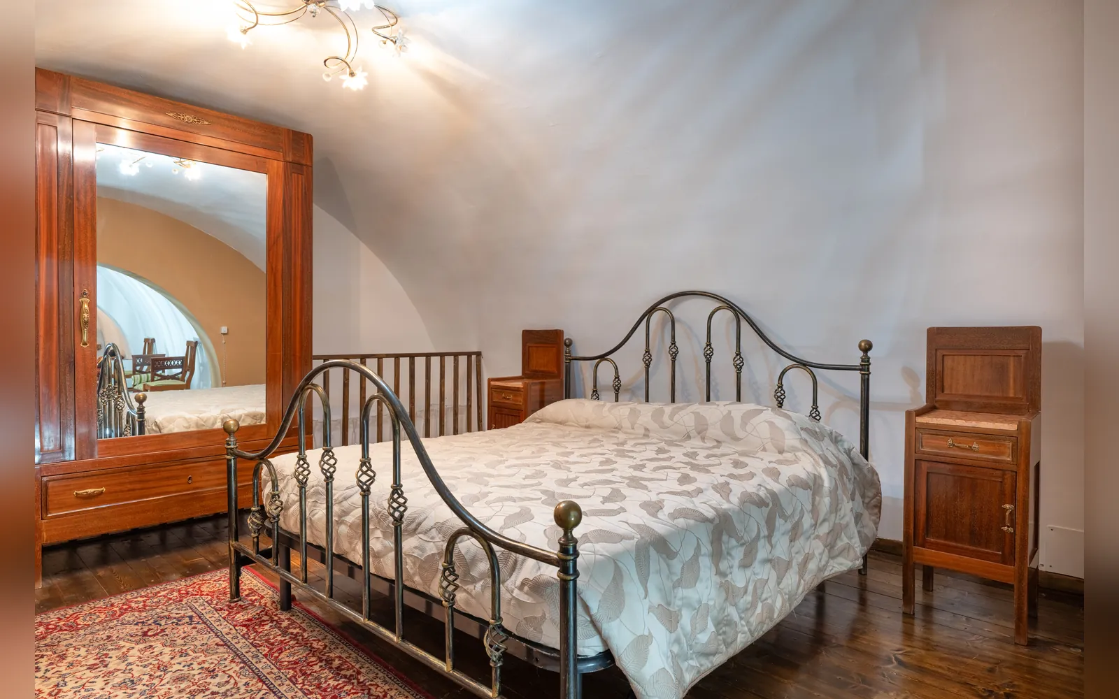 Appartamento MA.GI.A, camera matrimoniale sul soppalco con letto in ferro battuto