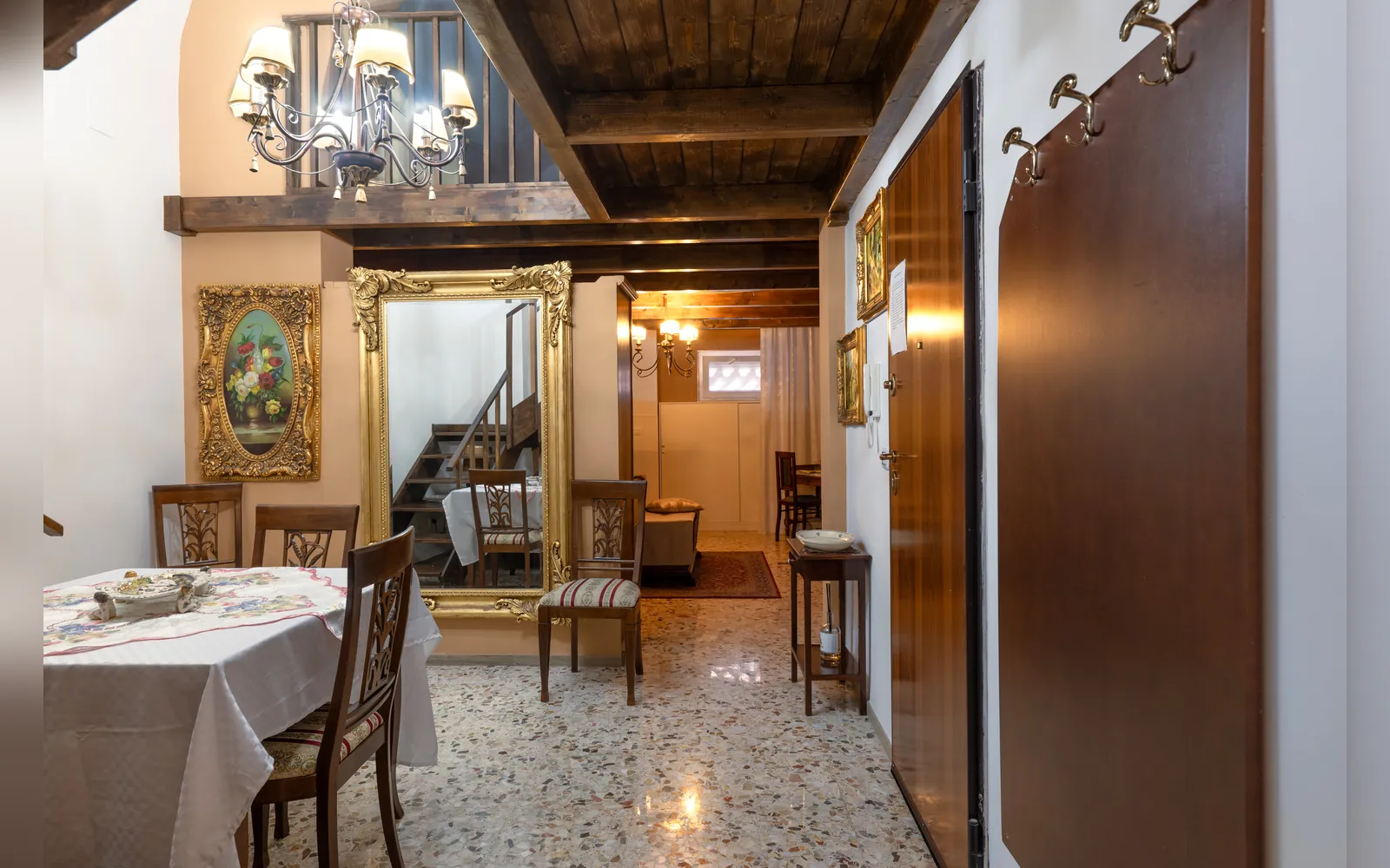 Appartamento MA.GI.A, ingresso con tavolo da pranzo e specchio dorato