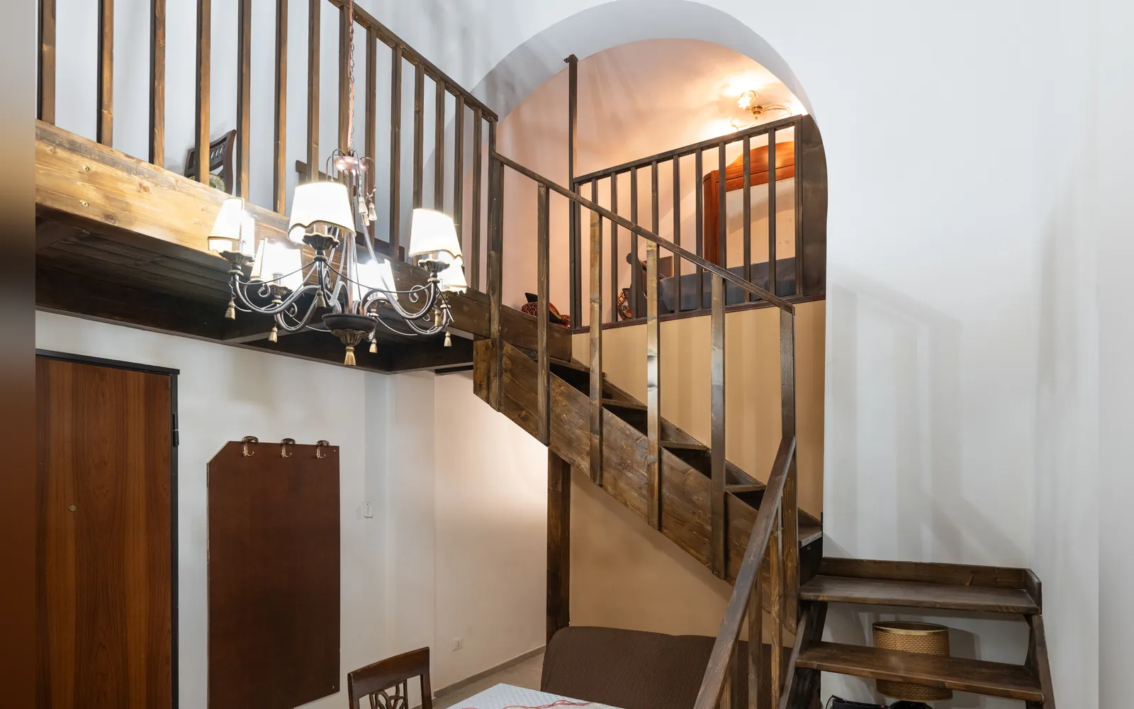 Appartamento MA.GI.A, scala in legno che sale al soppalco