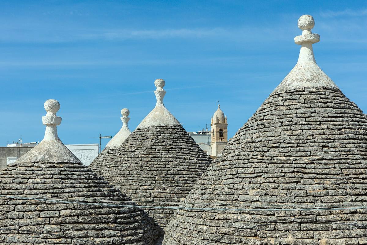 Tetti conici dei trulli del Rione Monti di Alberobello, caratteristiche abitazioni in pietra