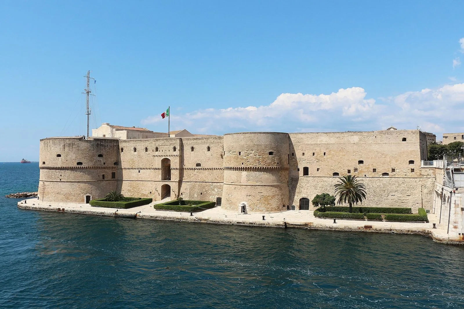 Il Castello Aragonese di Taranto con i torrioni cilindrici affacciati sul canale navigabile, in una giornata di sole