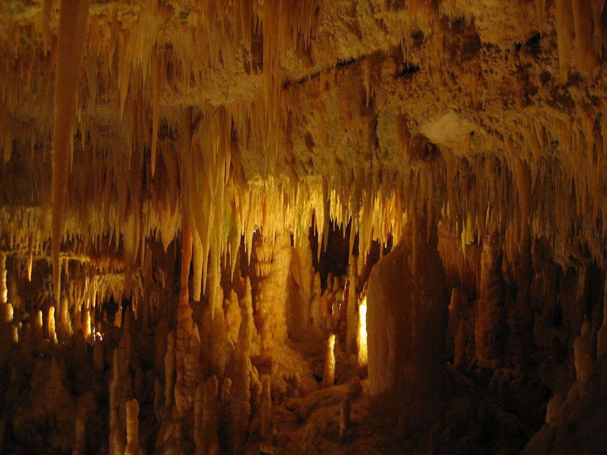 Stalattiti e stalagmiti bianche all'interno della Grotta Bianca