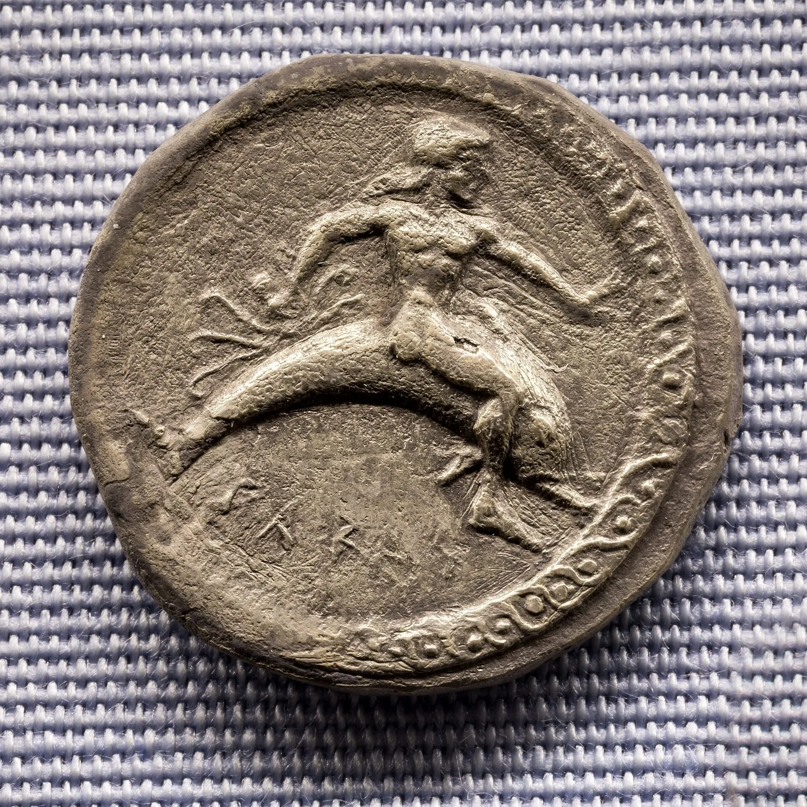 Didramma d'argento di Taras del 500-473 a.C. con il giovane a cavallo di un delfino, simbolo dell'antica Taranto