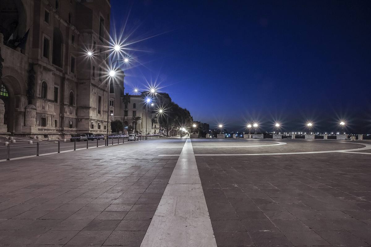 Lungomare Vittorio Emanuele III con vista sul mare e edifici storici di Taranto
